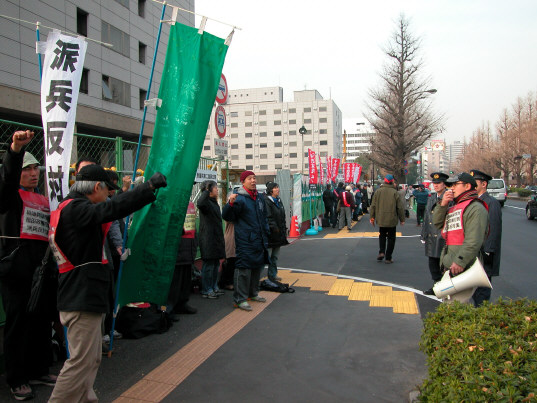 給油新法阻止国会前闘争写真