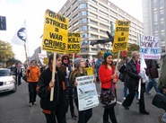 米軍による無人機攻撃に抗議 2013年11月15日、ワシントンDCでの集会・デモ