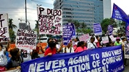 安倍訪比に反対する在マニラ日本大使館抗議行動