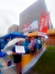 8月15日、台風接近のなか安倍政権の韓国経済制裁への抗議の日韓共同記者会見（光化門）